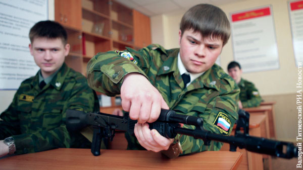 Эксперт поддержал идею усиления военной подготовки молодежи в вузах