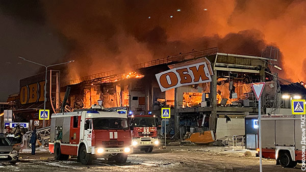 В горящем здании ТЦ «Мега Химки» обрушились конструкции