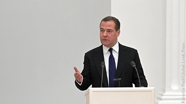 Медведев процитировал Булгакова в связи со сносом памятников на Украине