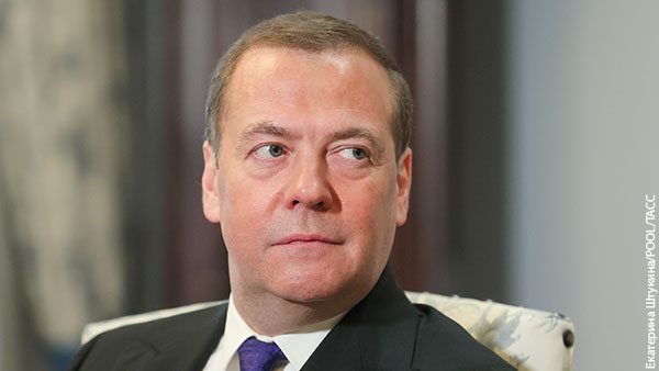 Медведев заявил о наращивании производства мощных средств поражения