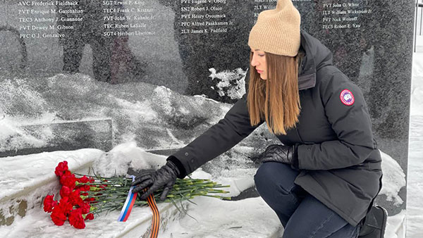 Российским дипломатам не разрешили возложить цветы к могилам советских летчиков на Аляске