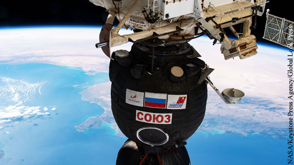 Выход россиян в открытый космос отменен из-за разгерметизации в «Союзе»
