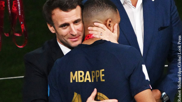 Макрон утешил форварда сборной Франции объятием на футбольном поле