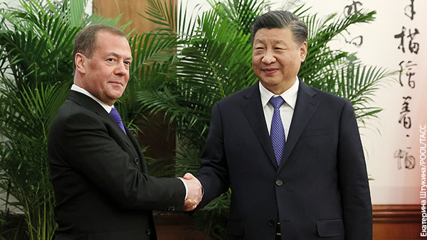 Эксперты оценили значимость визита Медведева в Пекин