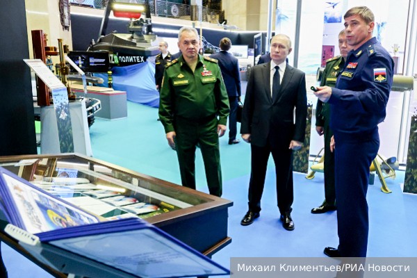 Путин осмотрел перспективные образцы вооружений