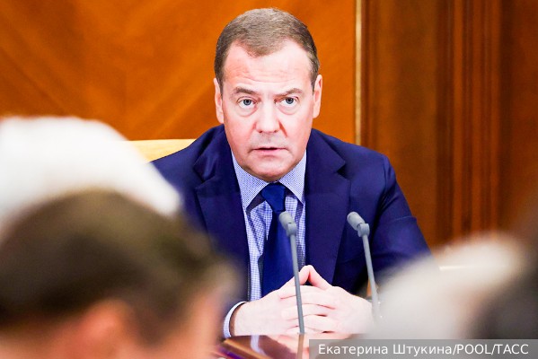 Эксперт объяснил популярность Telegram-канала Медведева