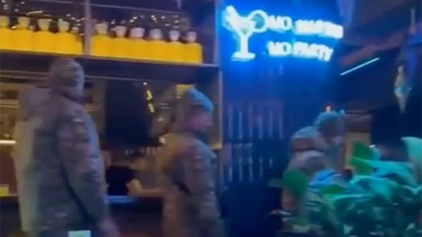 Мужчин на Украине стали забирать в ВСУ из клубов и баров