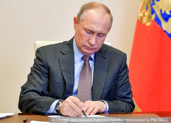 Путин запретил поставлять нефтепродукты вводящим потолок цен странам
