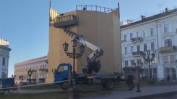 Украинские СМИ сообщили о начале демонтажа памятника Екатерине II в Одессе