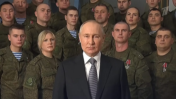 Путин поздравил россиян с Новым годом вместе с военными 