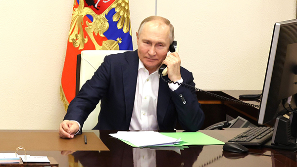 Путин поговорил по телефону с девочкой, чью мечту с «Елки желаний» он исполнил