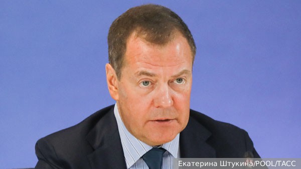 Медведев отреагировал на отказ Зеленского прекратить огонь на Рождество
