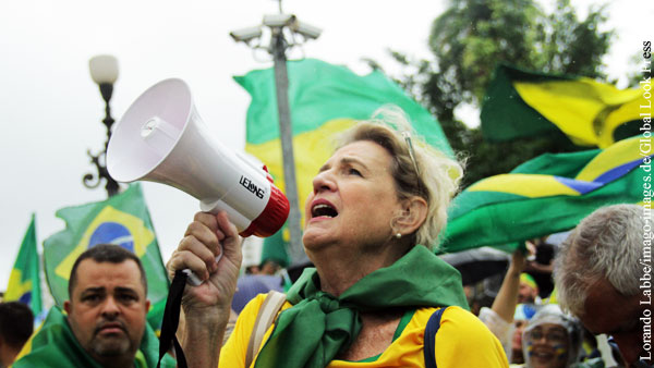Сторонники Болсонару ворвались в здание парламента в Бразилии