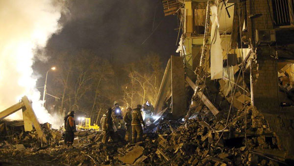 Из-под завалов разрушенного в результате украинского обстрела ТЦ в Донецке извлечены тела двух женщин