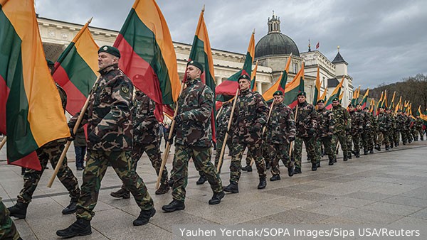 В мире: Призывники Литвы бегут от клещей и армейского робота