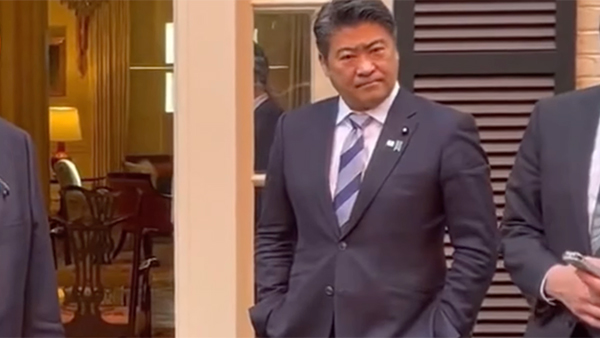 Мать пресс-секретаря правительства Японии сделала ему замечание из-за поведения на конференции