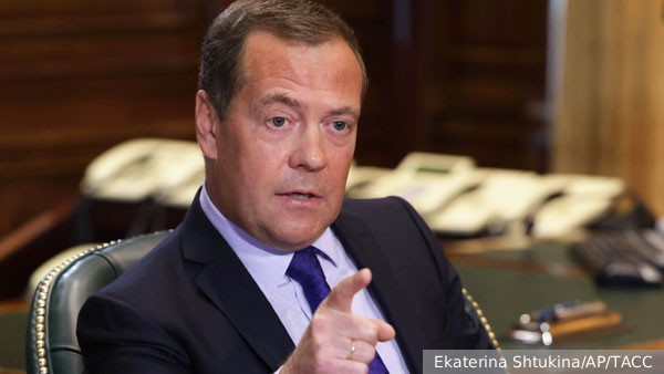 Медведев предрек возникновение нового альянса из стран, которых «достали американцы»