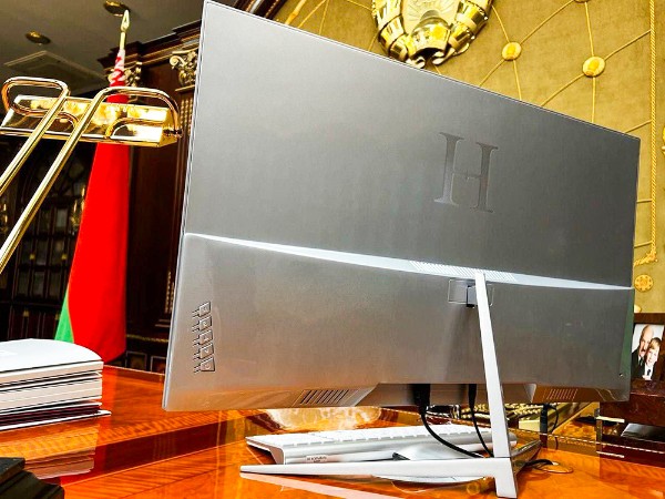 В кабинете Лукашенко компьютер Apple заменили на белорусский Horizont