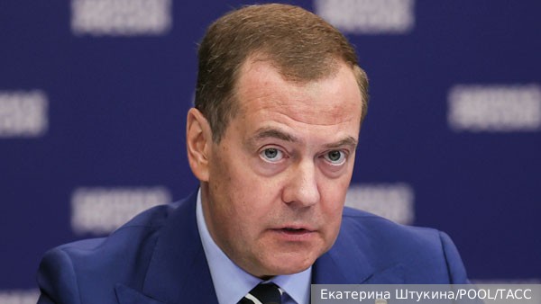 Медведев сравнил Зеленского с пуделем
