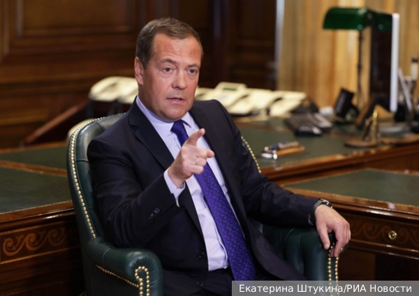 Медведев резко отреагировал на заявление Бербок о «войне с Россией»