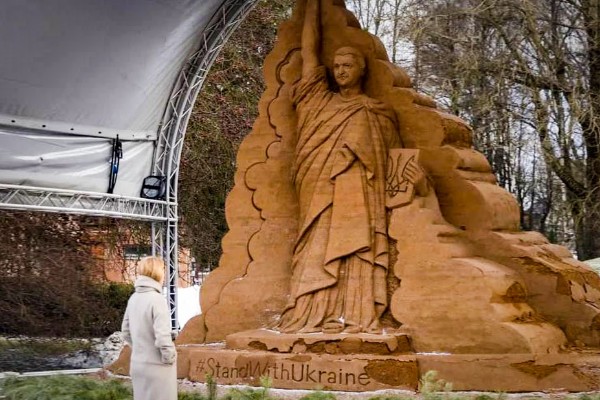 Блогеры высмеяли песчаную статую Зеленского в Эстонии
