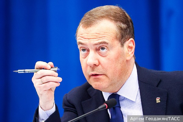 Медведев заявил о возможности завершить конфликт на Украине «по щелчку пальца»