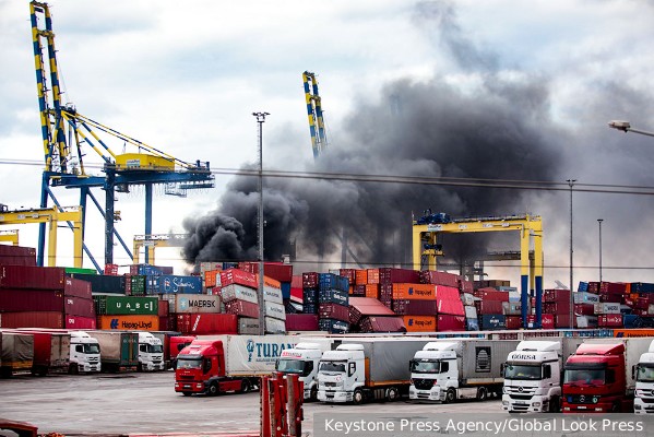 В турецком порту Искендерун после землетрясения начался сильный пожар