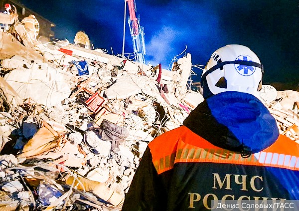 Российские спасатели обнаружили живого под завалами в Турции 