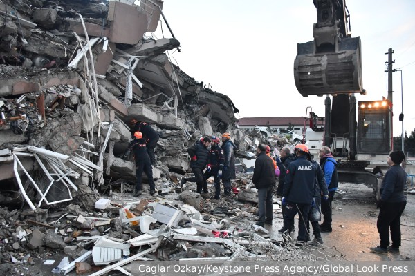 Число погибших при землетрясении в Турции достигло 6 тыс. 957 человек
