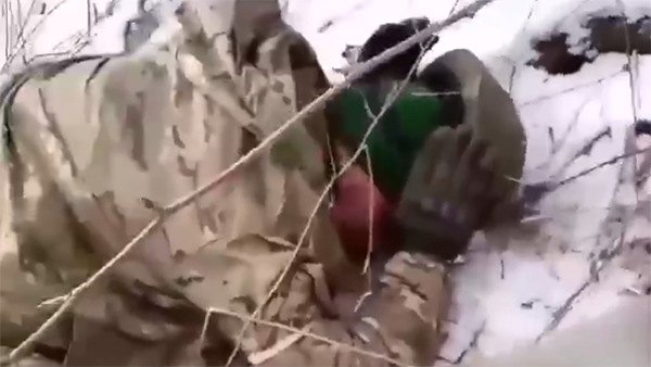 Опубликовано видео расстрела украинским военным российского пленного