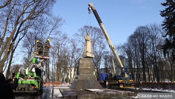 В Киеве не смогли демонтировать памятник генералу Ватутину 