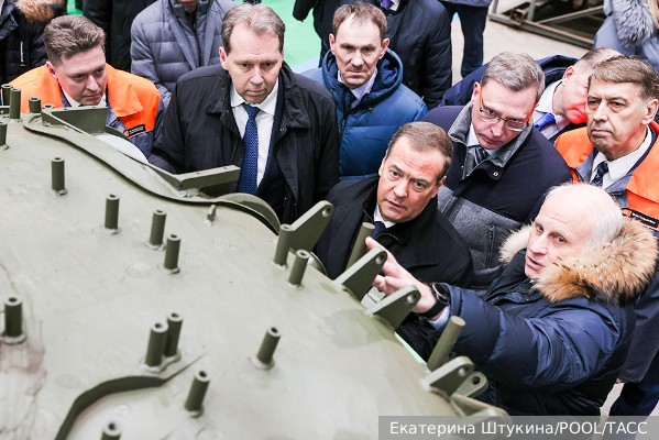 Медведев рассказал о необходимости производства и модернизации тысяч танков