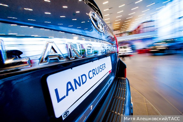 Land Cruiser угнали за 53 секунды с парковки ТЦ в Екатеринбурге