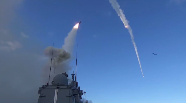 Минобороны показало пуски ракет Калибр в рамках сосредоточенного удара по предприятиям ВСУ