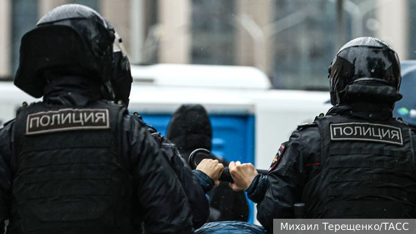Мужчина взял посетителей цветочного магазина в заложники в центре Москвы