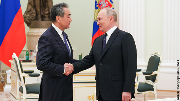 Путин на встрече с Ван И оценил развитие отношений России и Китая