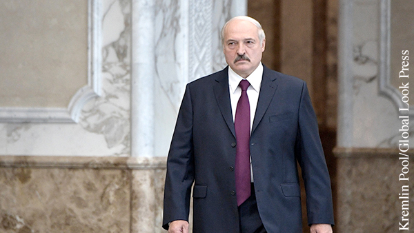 Лукашенко назвал поездку Байдена на Украину «попугайничеством»