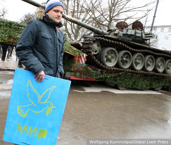 Выставленный украинцами подбитый российский танк в Берлине жители засыпали цветами