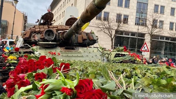 Посольство поблагодарило жителей Германии за цветы у российского танка