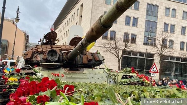 В Берлине вандалы уничтожили цветы у подбитого российского танка