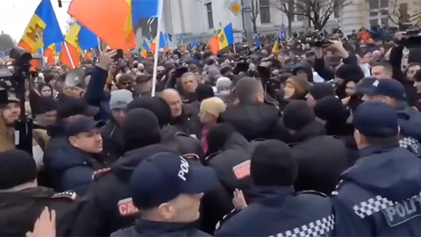 Протестующие в Кишиневе прошли в центр города через заслоны полицейских