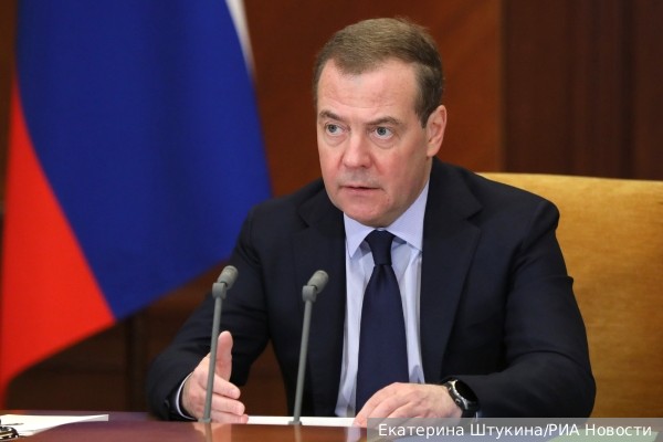 Медведев предложил «отметить» «Калибрами» строительство танкового завода на Украине