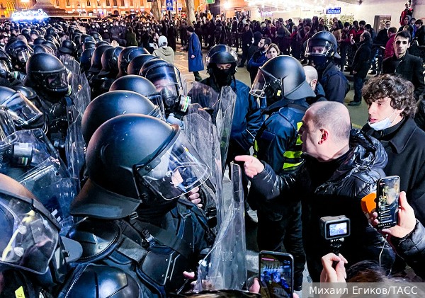 Названо число задержанных и пострадавших полицейских на акциях протеста в Тбилиси