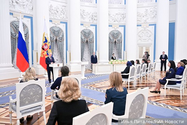 Путин отметил огромный вклад женщин в развитие России