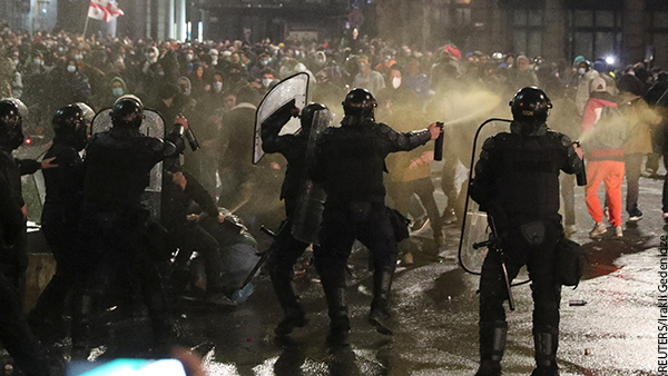 У парламента Грузии начались столкновения спецназа и митингующих