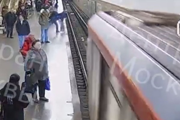 Толкнувший подростка под поезд в Москве мужчина стоит на учете в ПНД
