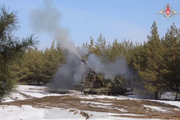 Опубликована видеозапись ударов российских самоходных гаубиц Мста-С по замаскированным позициям ВСУ