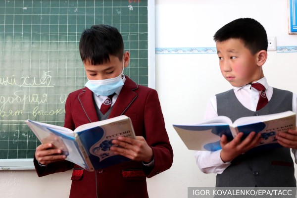 В мире: Эксперты увидели западный след в попытках ограничить русский язык в Средней Азии