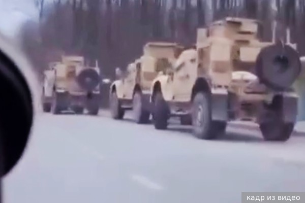 Военкоры показали видео с колонной ранее не поставлявшейся Киеву современной бронетехники НАТО