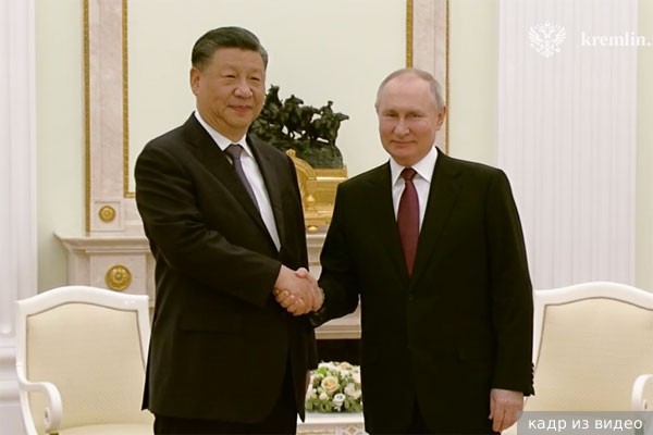 Путин и Си Цзиньпин начали встречу в Кремле